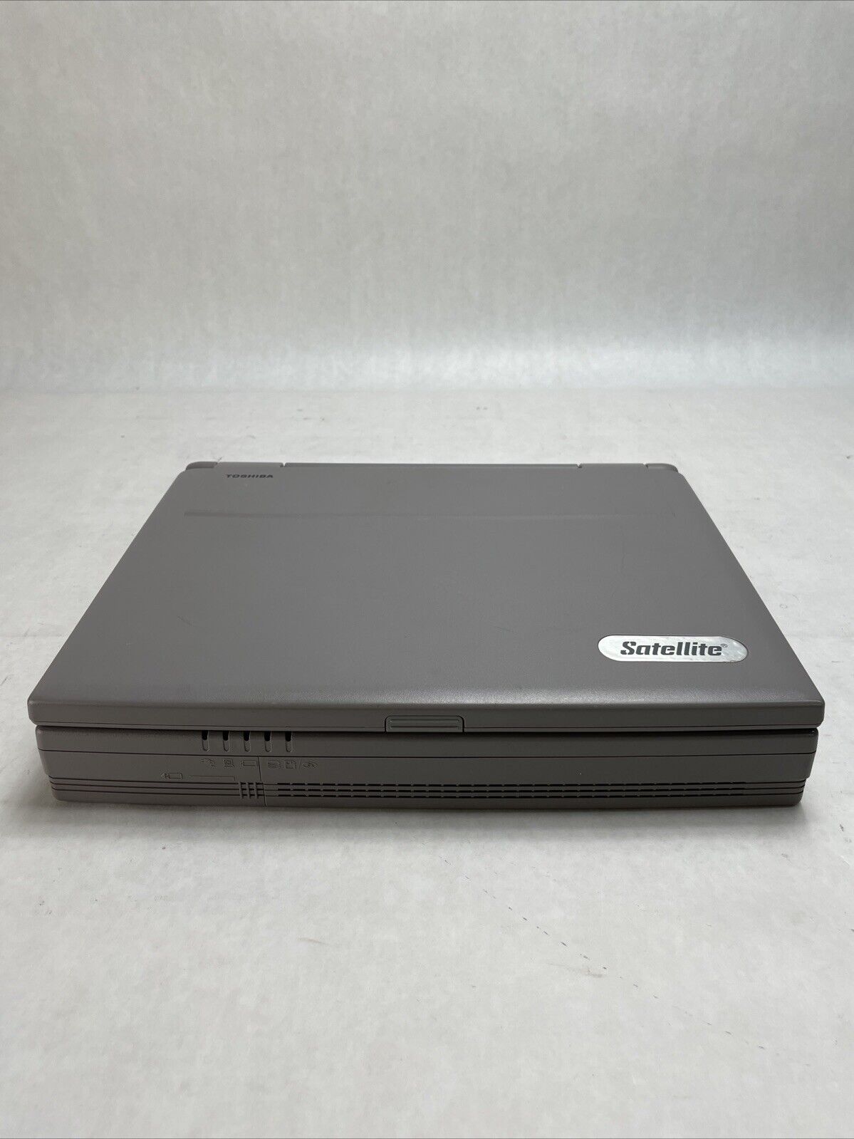 Toshiba 335CDS/4.0 Personal Computer Intel Pentium MMX 226MHz 32MB RAM No HDD