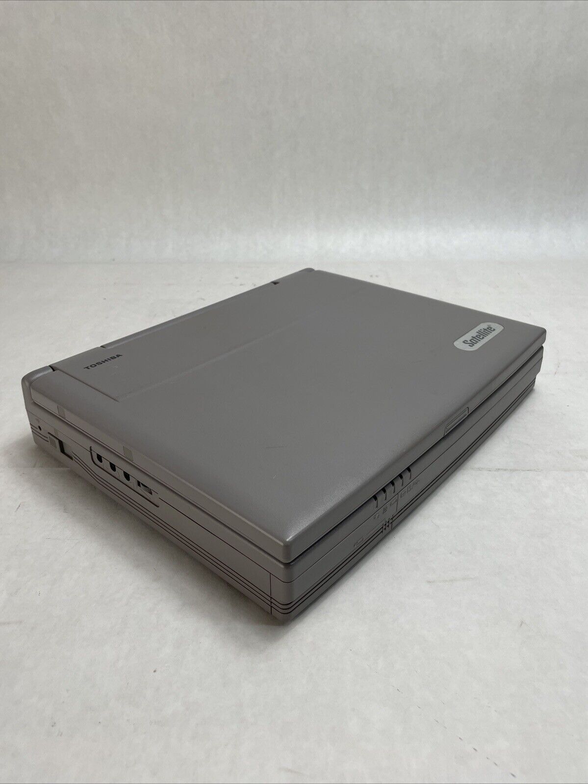 Toshiba 335CDS/4.0 Personal Computer Intel Pentium MMX 226MHz 32MB RAM No HDD