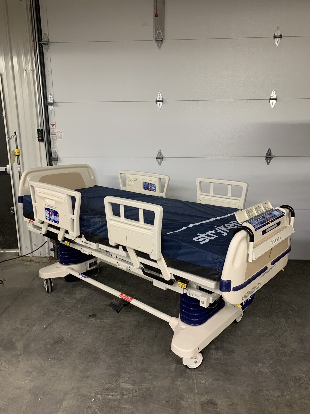 Stryker Epic Bed 2030 Critical Care Hospital Bed Comfort Gel Semi Bad Hydraulic