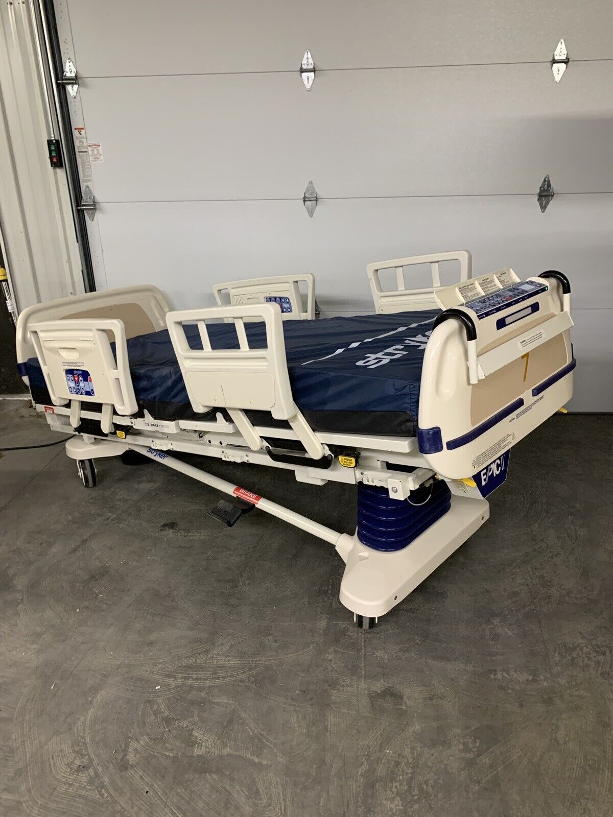 Stryker Epic Bed 2030 Critical Care Hospital Bed Comfort Gel Semi Bad Hydraulic