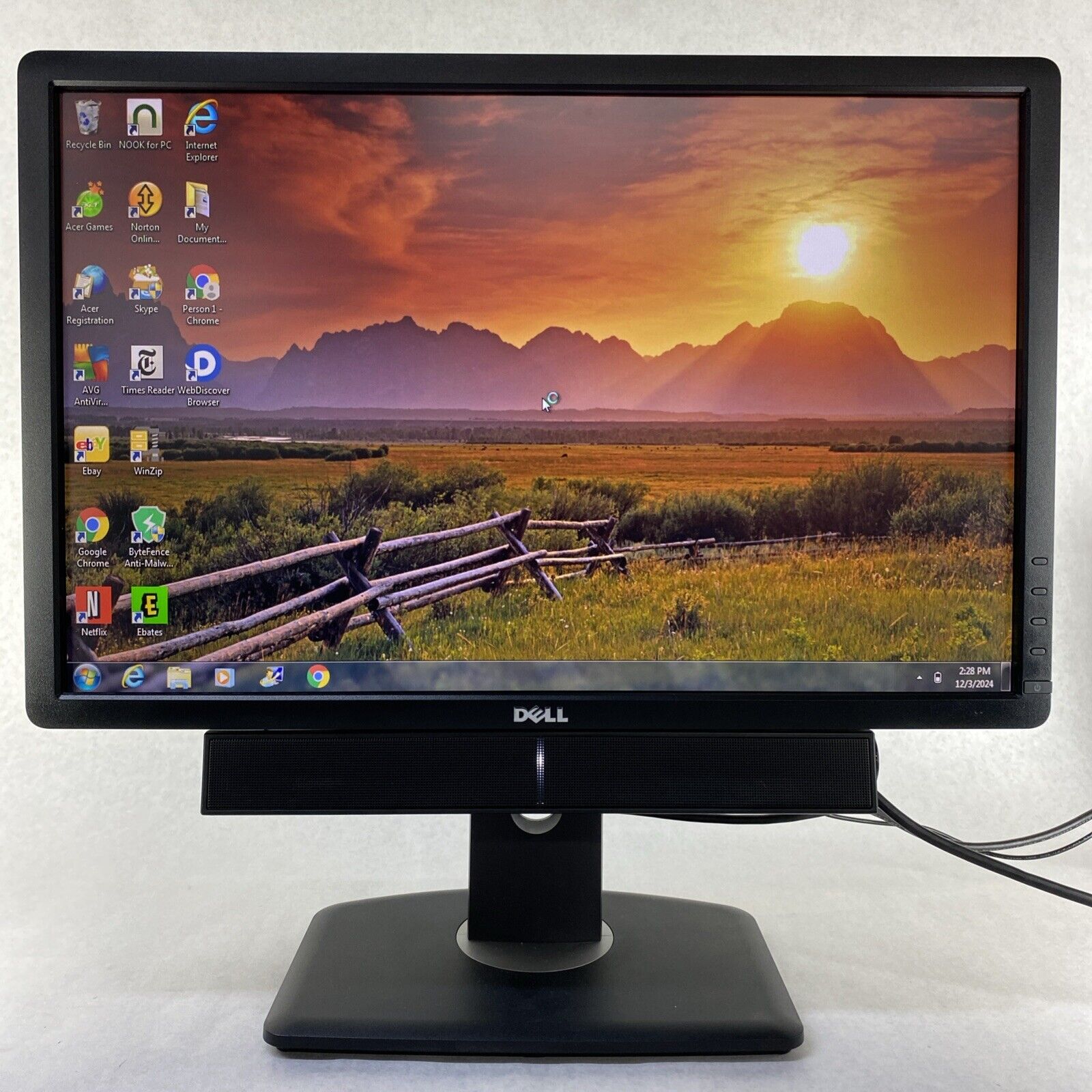 Dell P2213F 22'' Plano LCD Monitor With Dell AX510 Multimedia Speakers and Stand