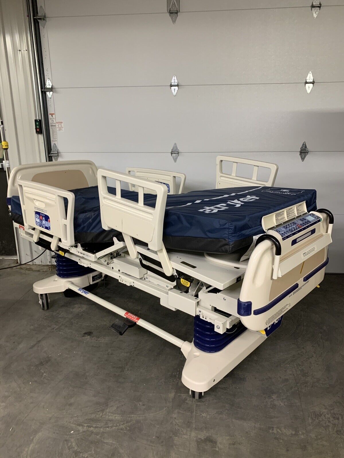 Stryker Epic Bed 2030 Critical Care Hospital Bed Comfort Gel Semi Bad Hydraulic