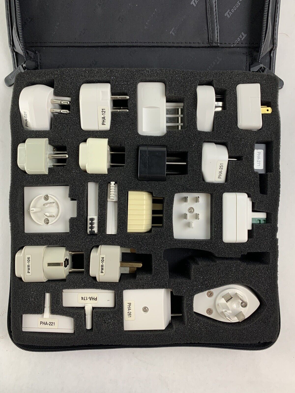 TARGUS PA031U Travel Connection Kit World Pack Power and Adapters Missing One