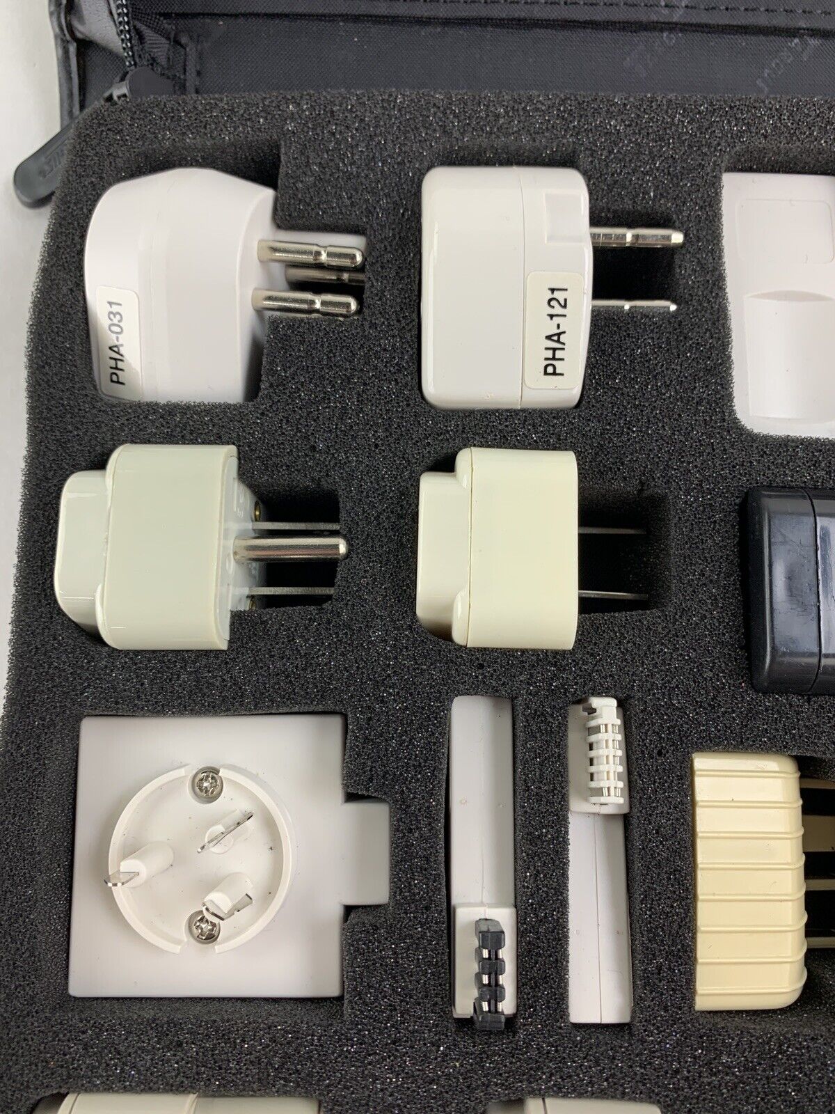 TARGUS PA031U Travel Connection Kit World Pack Power and Adapters Missing One