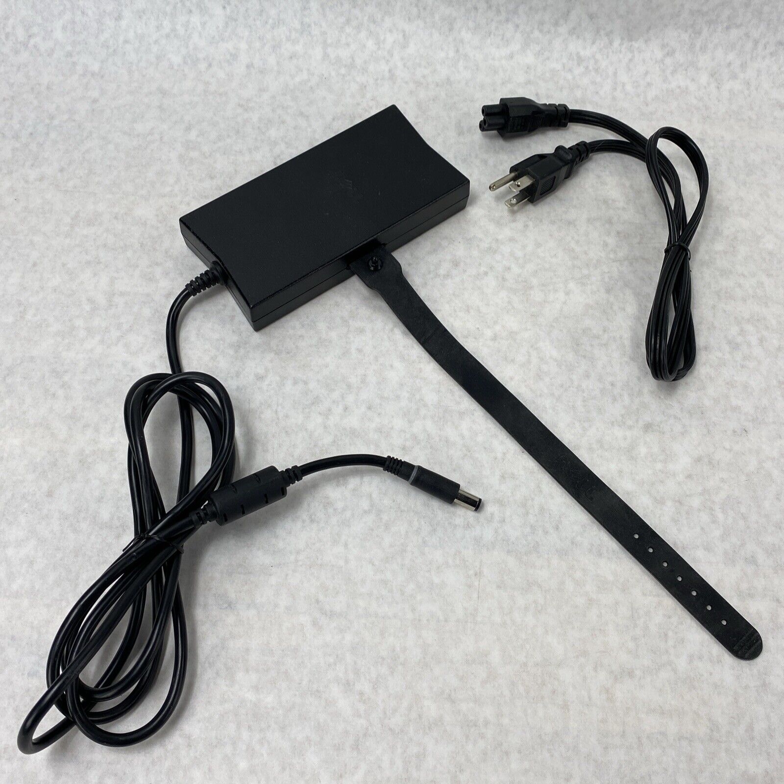 Lot of 30 Genuine Dell DA130PE1-00 130W 19.5V 6.7A AC/DC Adapter w/ Power Cable