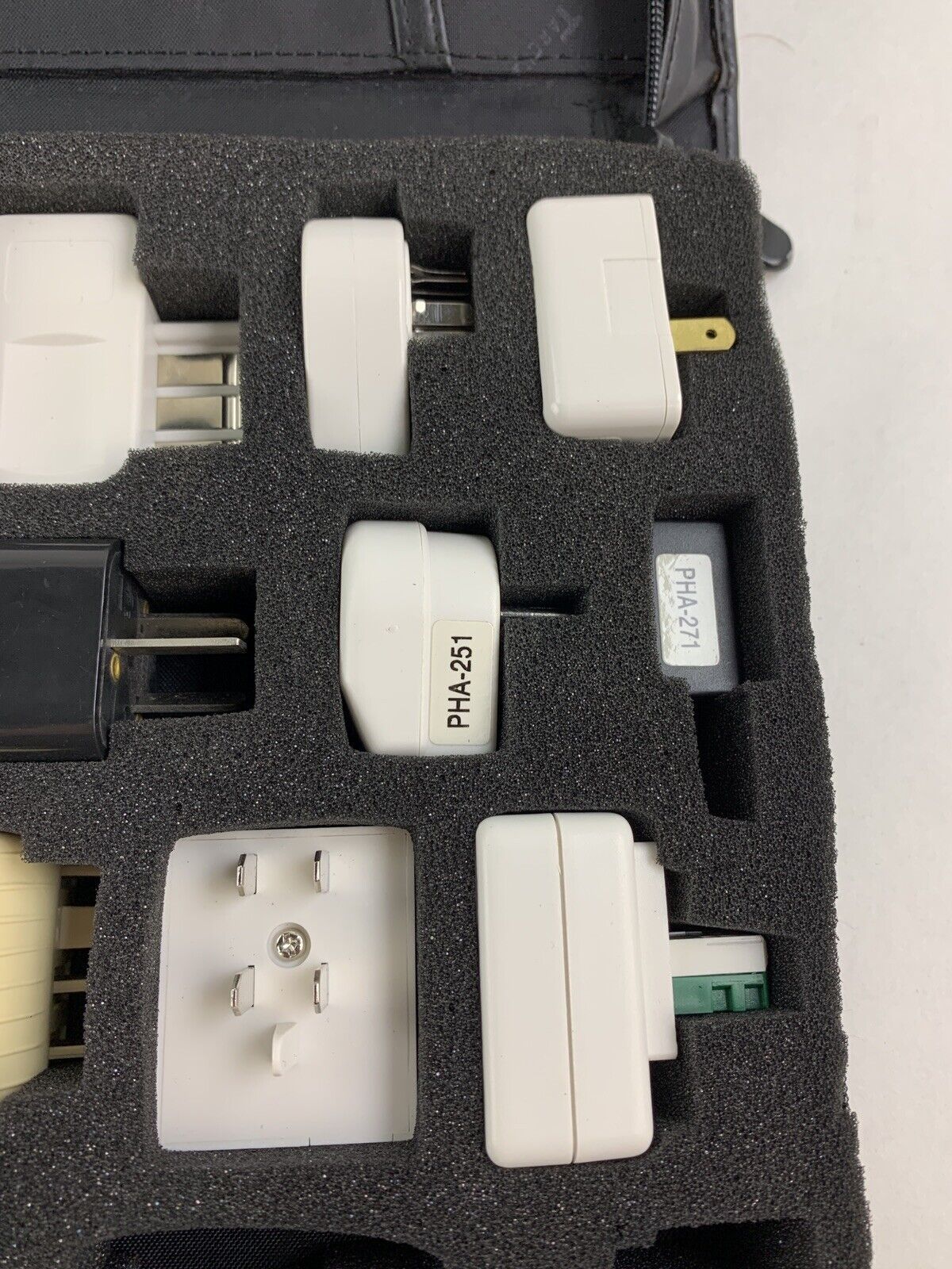 TARGUS PA031U Travel Connection Kit World Pack Power and Adapters Missing One