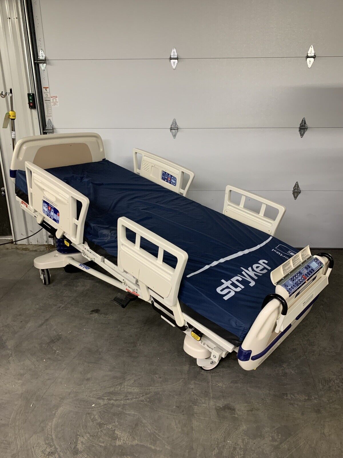 Stryker Epic Bed 2030 Critical Care Hospital Bed Comfort Gel Semi Bad Hydraulic