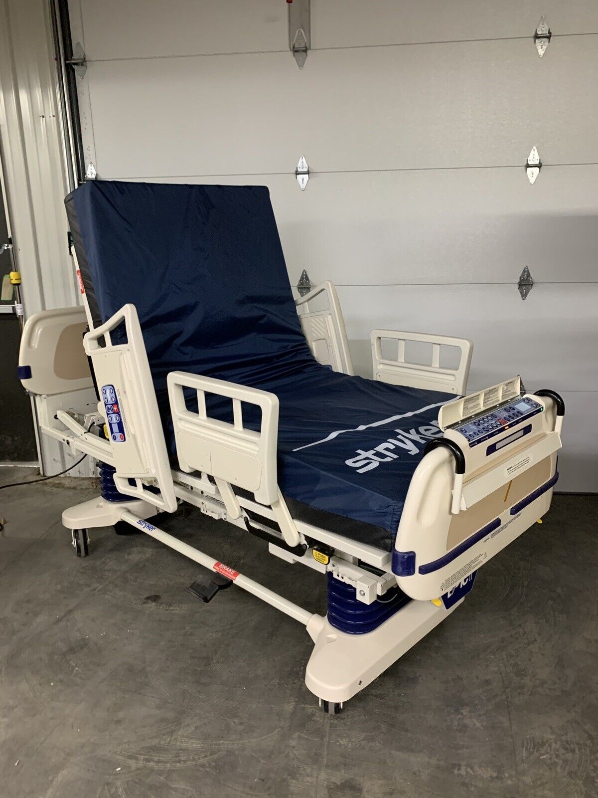 Stryker Epic Bed 2030 Critical Care Hospital Bed Comfort Gel Semi Bad Hydraulic