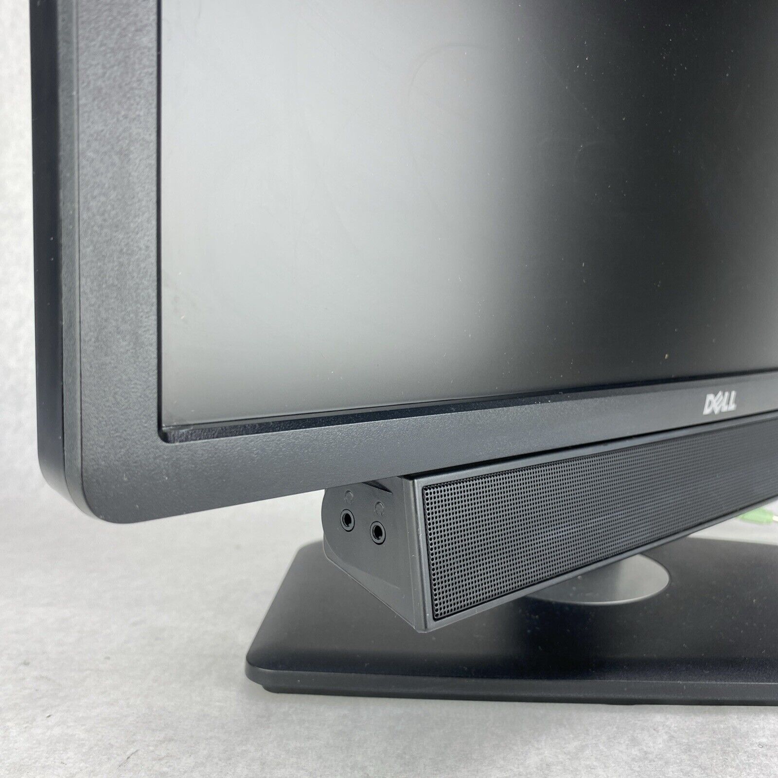 Dell P2213F 22'' Plano LCD Monitor With Dell AX510 Multimedia Speakers and Stand