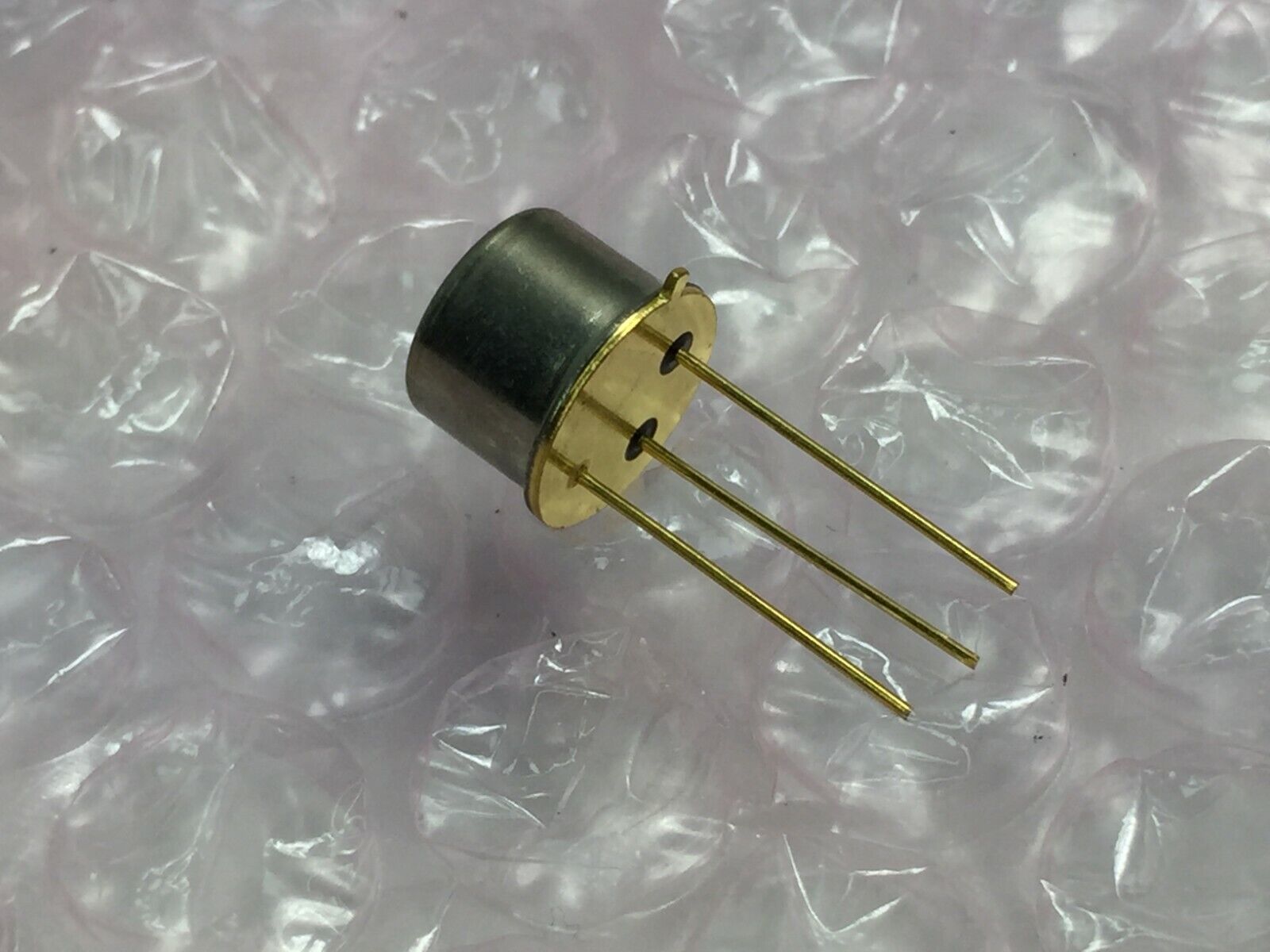 SK3024 NPN Silicon Transistor  Gold Pin  NOS