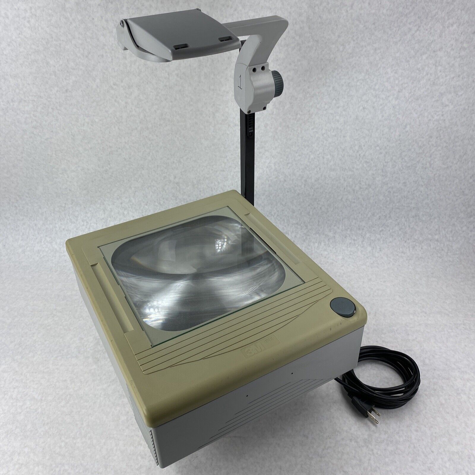 Luxurious, Affordable overhead transparency projector 