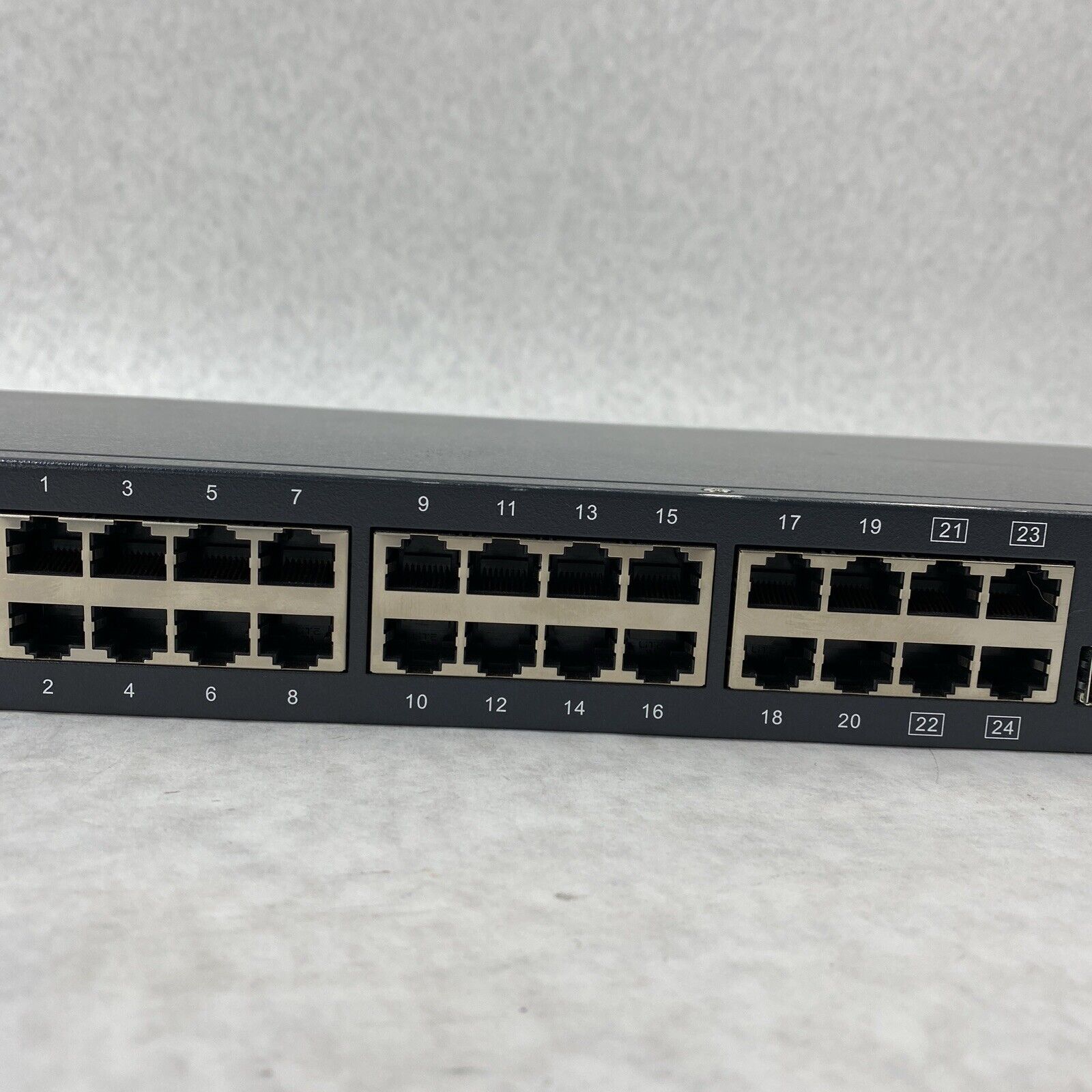 Amer Netowkrs SGR24W4 24-Port Gigabit Ethernet Switch w/ 4 Combo RJ45/SFP Ports