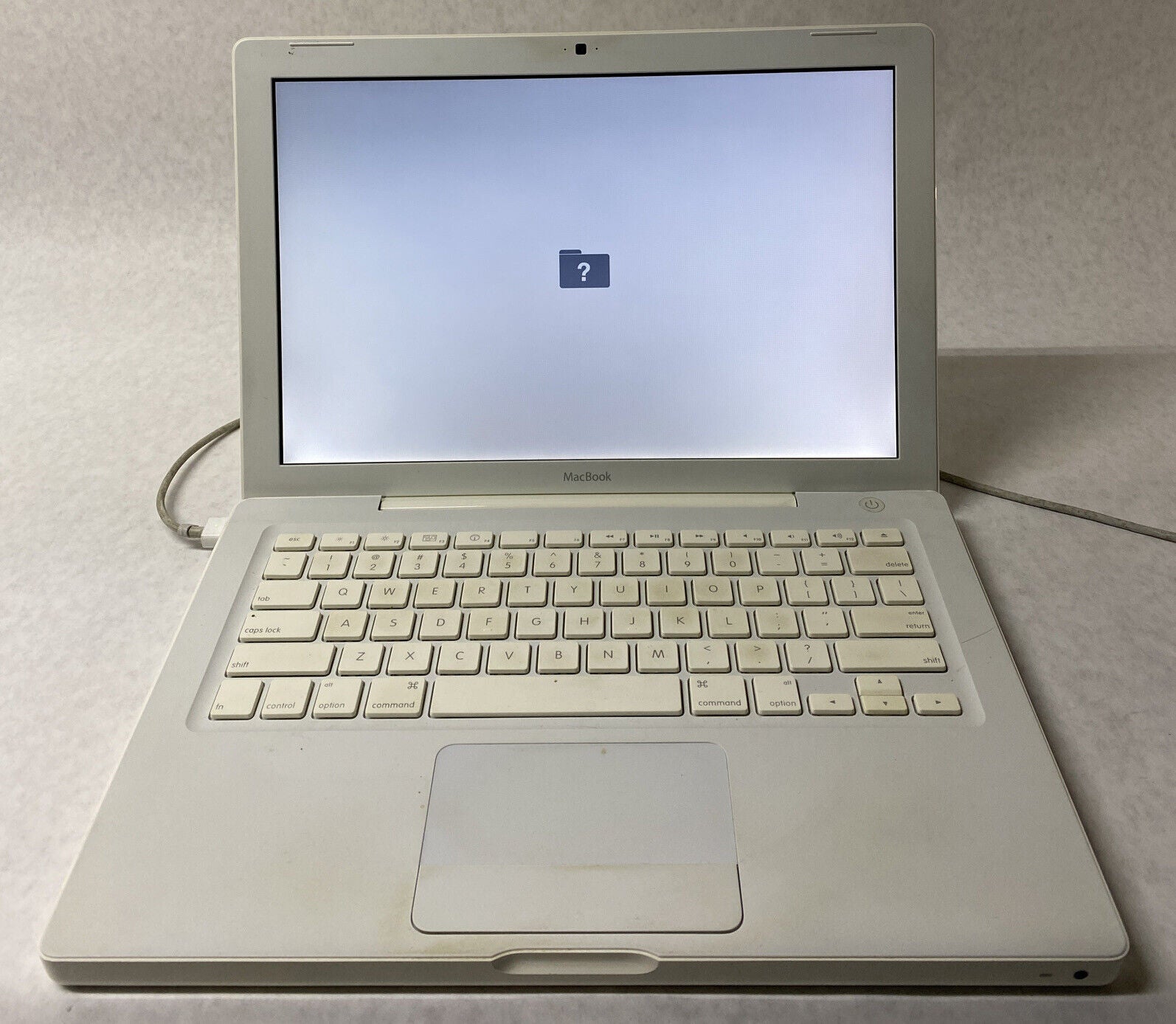 Apple MacBook A1181 2007 Laptop NO HDD NO BATTERY White FOR PARTS